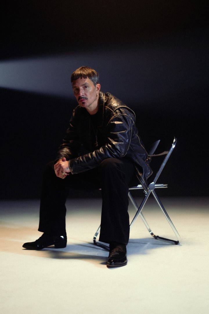 Emmanuel Horvilleur, solo, con Julián Kartún y con Ale Sergi y Javiera Mena. Foto de prensa