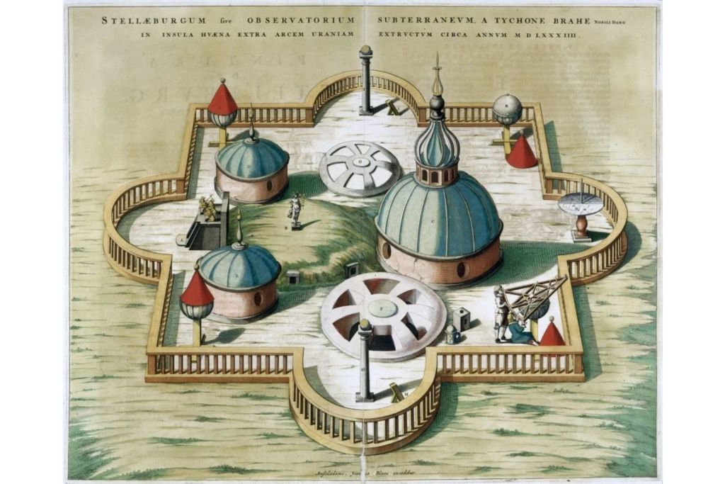 Ilustración en color de un complejo astronómico medieval, con edificios abovedados rodeados por una muralla cuadrangular. Grabado coloreado del observatorio de Stjerneborg, situado en la isla de Hven, entre la actual Suecia y Dinamarca, construido por Tycho Brahe en el año 1584