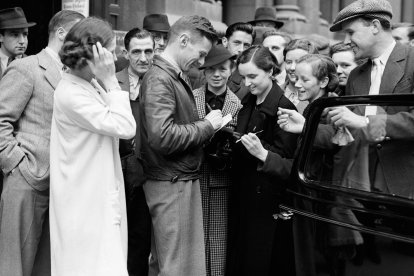 El aviador Douglas Corrigan firmando autógrafos