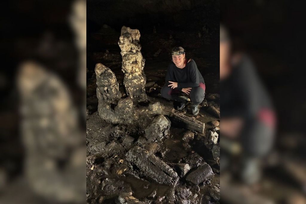Virginia Barciela, investigadora de la Universidad de Alicante, observa de cerca una de las estructuras prehistóricas descubiertas en la Cova Dones