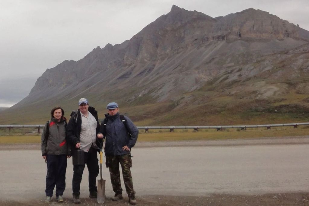 En pleno verano de 2015, entre columnas de humo provocadas por un incendio, los científicos Angelica Feurdean, Graeme Swindles y Mariusz Gałka hacen una pausa cerca de la garganta de Atigun, en la cordillera Brooks de Alaska