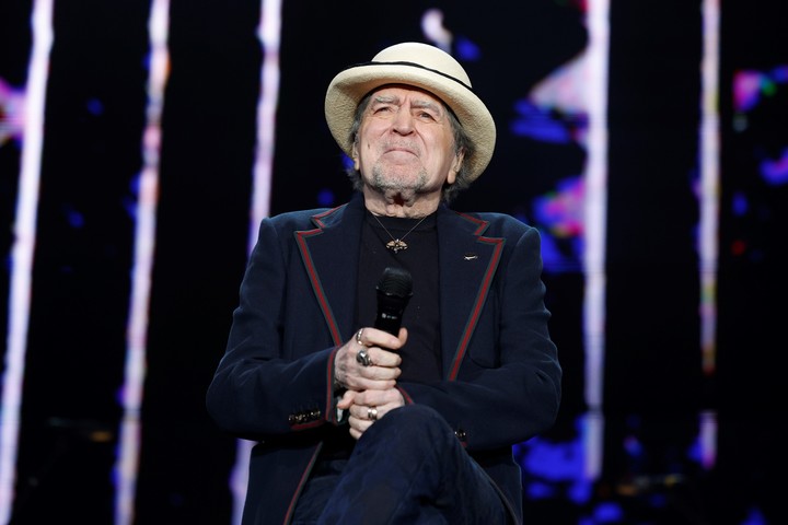 Gratitud. Joaquín Sabina agradeció al público tantos años de acompañamiento. Y muchos le agradecieron a él tantas canciones. Foto: EFE / Javier Lizón