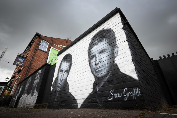 Un anuncio en Manchester, la ciudad natal de los Oasis. Ahora girarán por el mundo. Foto: EFE/Adam Vaughan