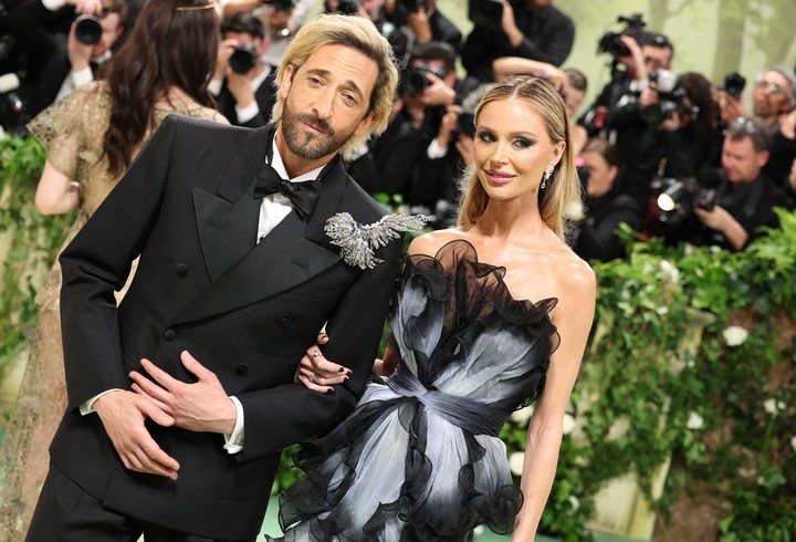 Adrien Brody sy su novia Georgina Chapman, una diseñador británica que conoció en 2019. Foto: AFP