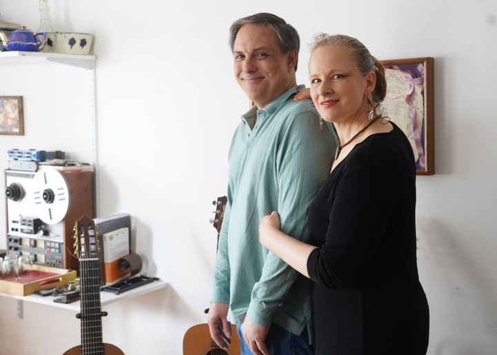 Annelise Skovmand y Pablo González Jazey, juntos en su casa. Foto Guillermo Rodríguez Adami