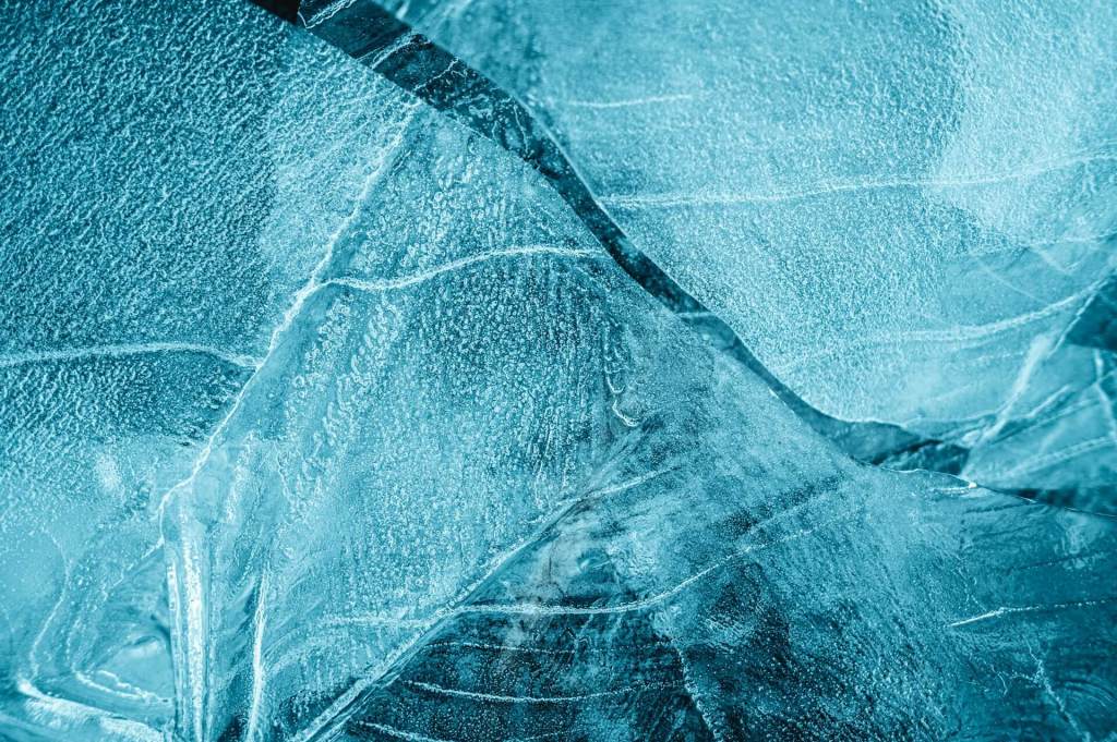 Los científicos descubrieron que el hielo crea microespacios donde las sustancias se concentran y reaccionan con más intensidad.