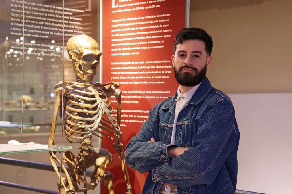 José María López-Rey Pérez junto a una réplica de un esqueleto neandertal, cuya anatomía sigue revelando secretos sobre su adaptación