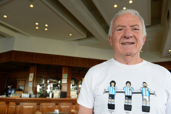 Kempes, Maradona y Messi, en la remera de Julio Lagos. Cree que la radio es arte. Foto: Luciano Thieberger