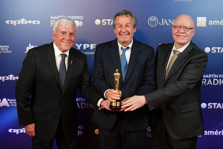 Fernando Bravo, Jorge Porta y Jorge Fernández Díaz con el Martín Fierro que hace unas semanas recibió la radio.