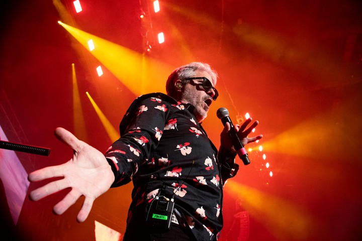 Manuel Moretti en vivo con su banda Estelares. Foto de entileza Focco Producciones