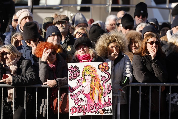 Miles de personas se acercaron a despedir a Brigitte Bardot. Foto: EFE