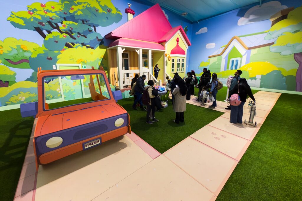 Fachada de la casa de Bluey en la experiencia inmersiva.