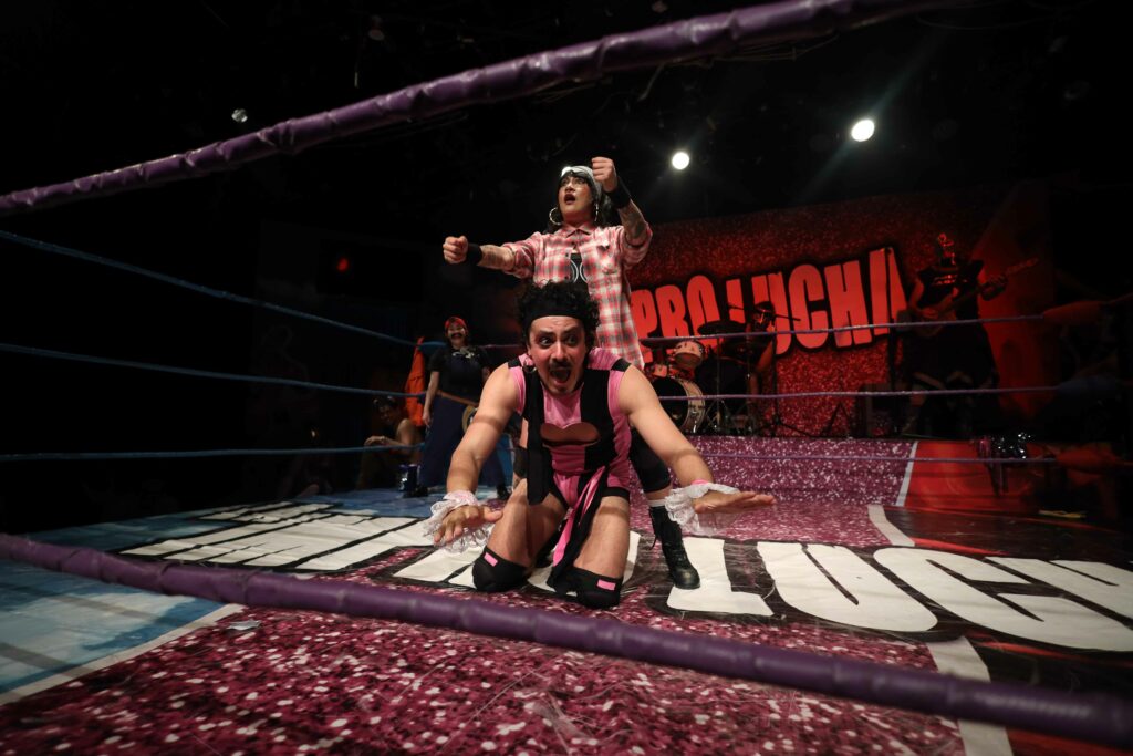 Improvisadores luchando en el ring de La Impro Lucha.