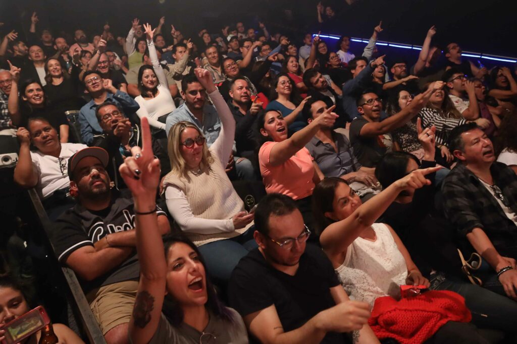 Público sentado y gritando.