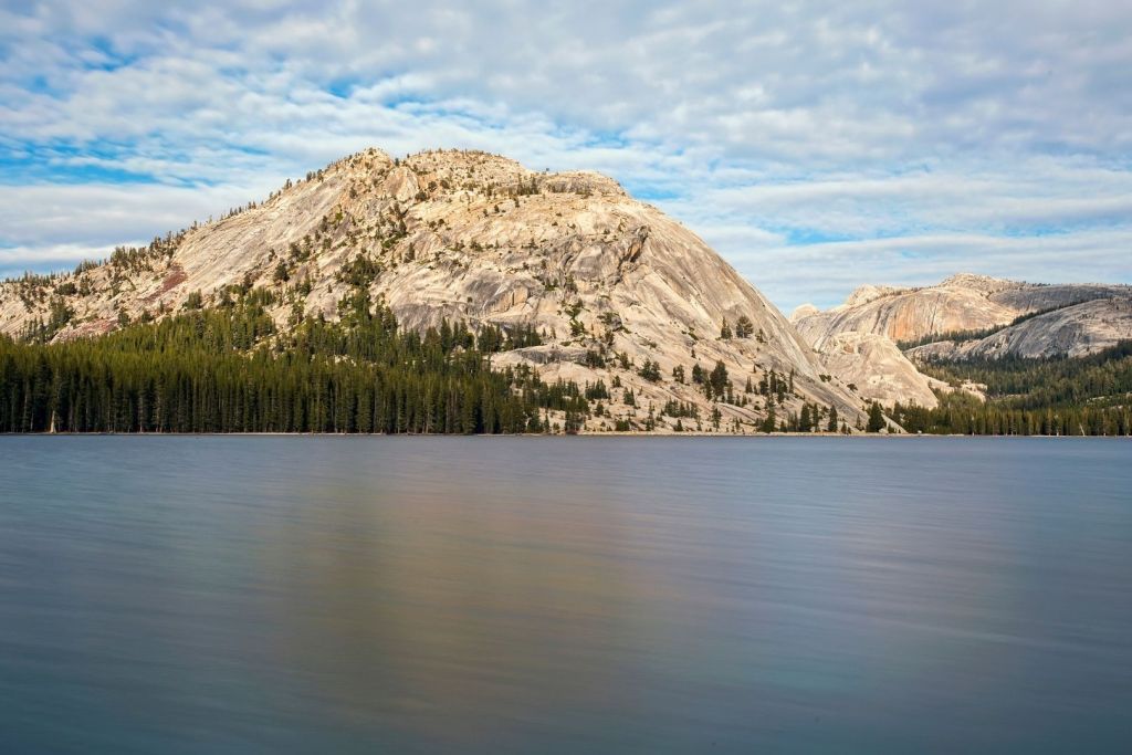 Vista del Lago Tenaya, enclavado en el corazón del Parque Nacional de Yosemite, cuyas aguas tranquilas ocultan pistas del pasado geológico más profundo de la región