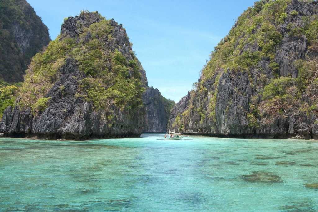 Una laguna insular en la bahía de Bacuit, Palawan, Filipinas, con un paisaje que probablemente se asemeja al que tenía hace 40.000 años