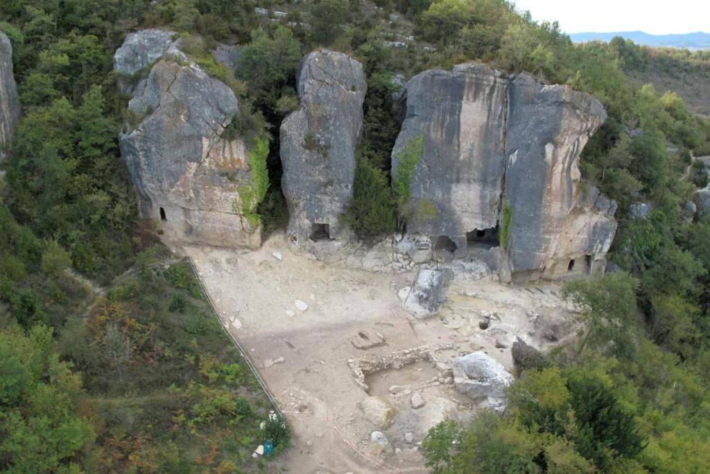 Vista del enclave de Las Gobas, un conjunto de trece cavidades talladas en la ladera rocosa, de las cuales dos fueron adaptadas como espacios de culto cristiano