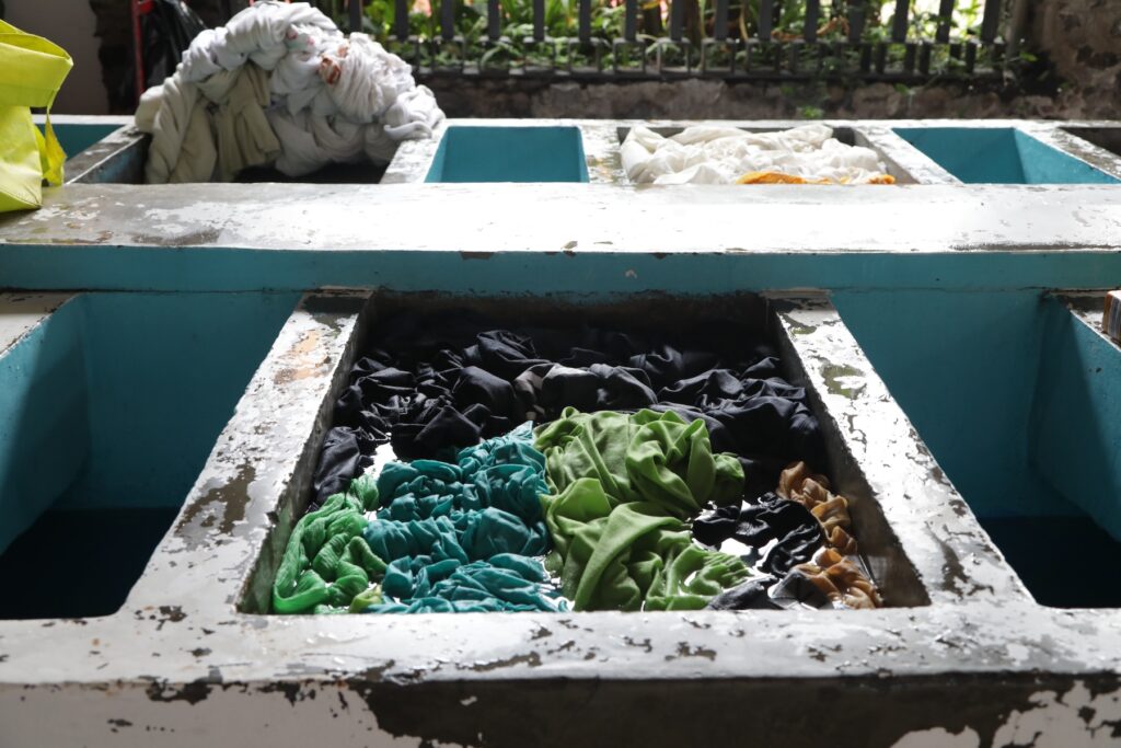 Lavadero con ropa de colores.