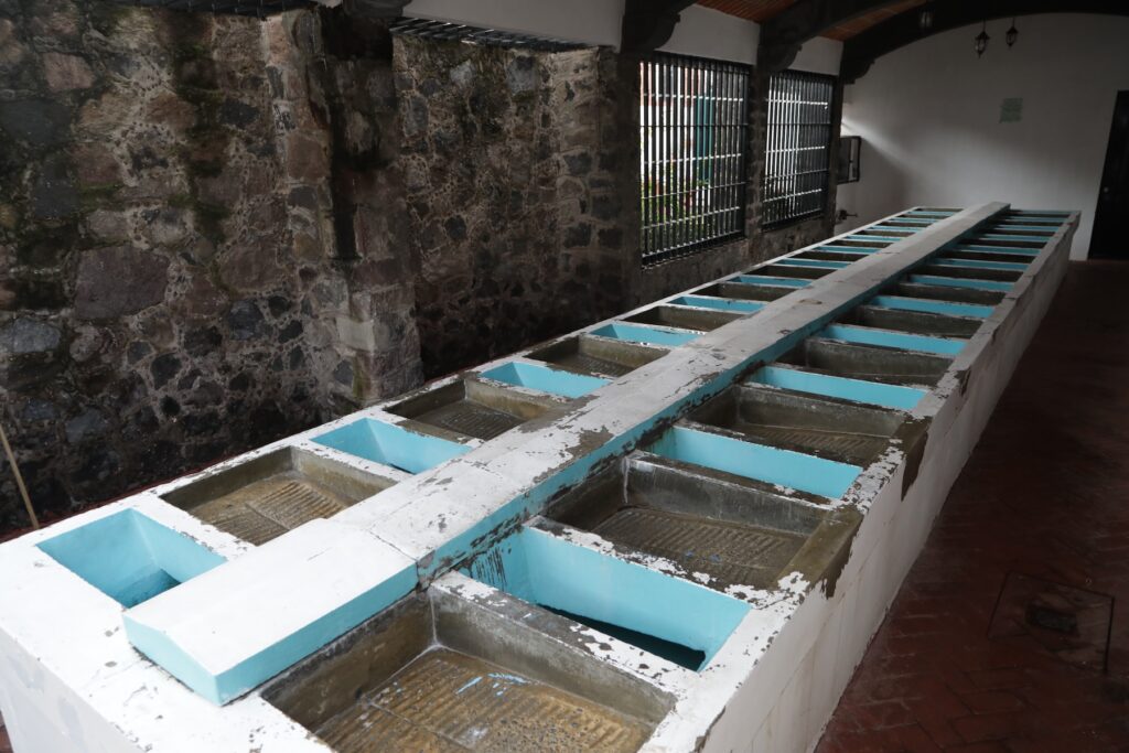 Hilera de lavaderos públicos de concreto en el Barrio de San Antonio en Xochimilco.