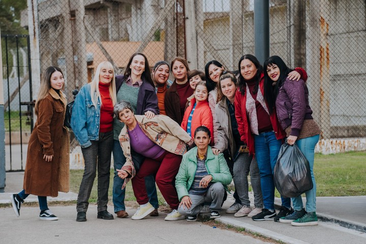 Con las auténticas mujeres de la fila, madres de detenidos con las que filmó en la cárcel de Ezeiza.