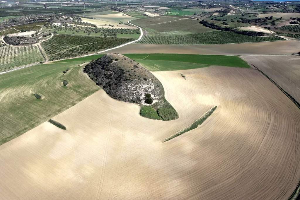 En la imagen, se observa una cresta erosionada por esta megainundación al noreste de Masseria del Volpe, en el sureste de Sicilia