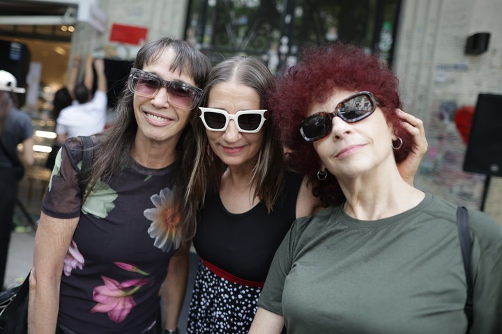 Hilda Lizarazu, Andy Cherniavsky y Gaby Aisenson en el acto de la placa de Esquina Charly García. Foto: Francisco Loureiro 