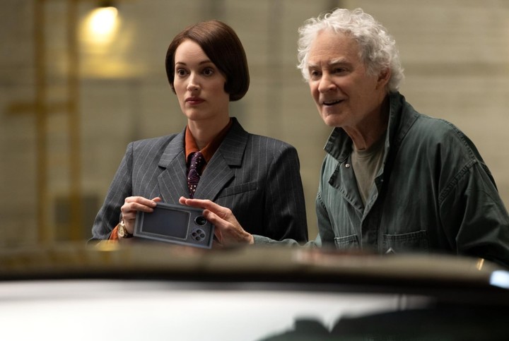  Phoebe Waller-Bridge y Kevin Kline, en la agencia de renta de automóviles. ¿Angeles o demonios...?
