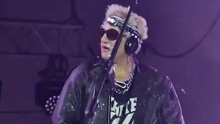 Pity Álvarez entró al escenario con una mujer atada a su mano, que le sirvió una copa y le encendió un cigarrillo.