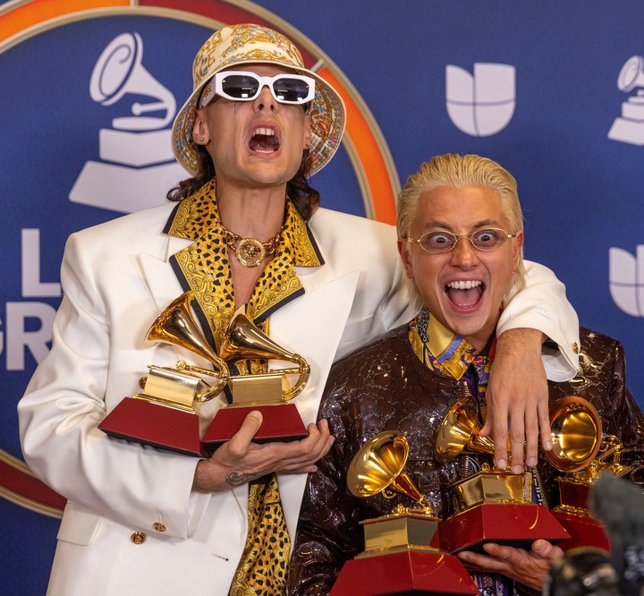 Ca7riel y Paco Amoroso también se llevaron dos premios por sus videos. Foto: EFE/Armando Arorizo
