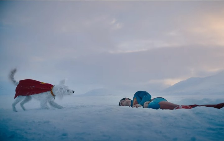 Superman rescatado por su perrito Krypto.