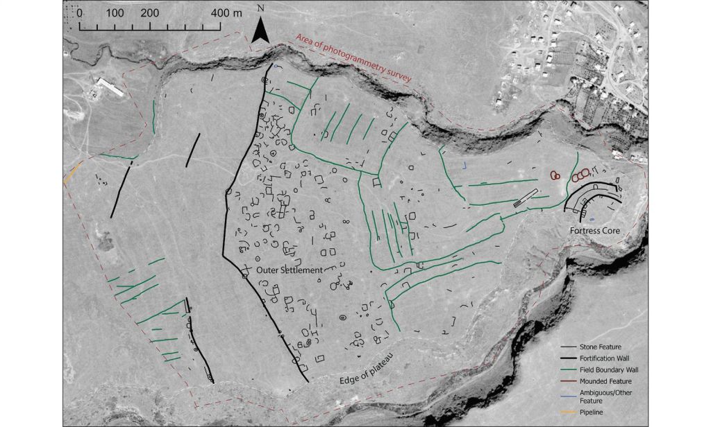 Representación cartográfica de Dmanisis Gora que resalta las principales características arqueológicas del sitio