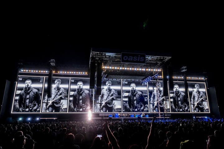 La vista general del enorme escenario de Oasis en su show de Toronto, donde arrancó el tramo norteamericano de la gira. Foto: AP