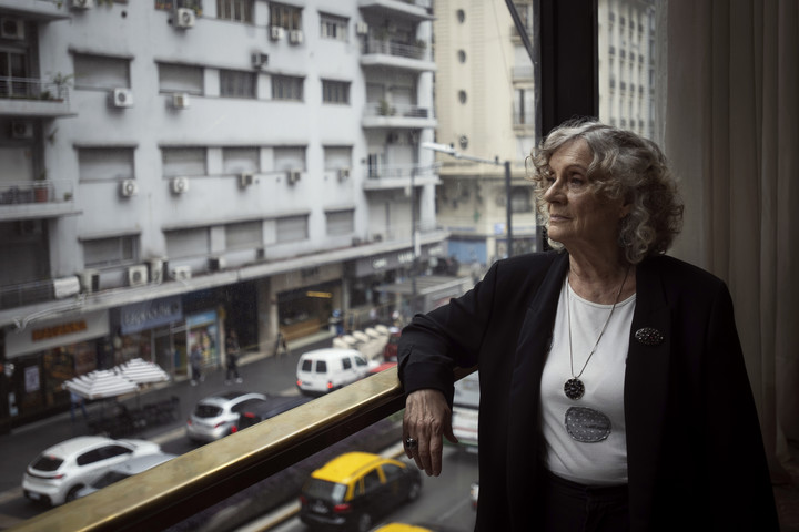 Adelaida Mangani tiene casi 40 títeres en su casa, pero aclara que son propiedad del Teatro San Martín. Para llevarlos, tiene que firmar un papel. Foto: Mariana Nedelcu