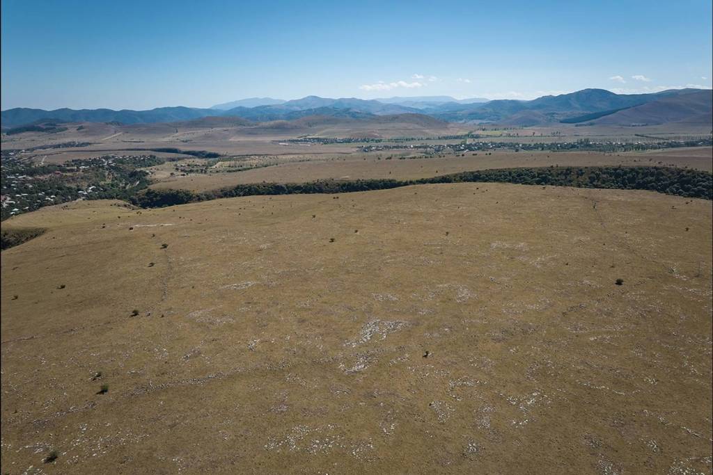 Imagen aérea en ángulo del recinto exterior, capturada desde la perspectiva noroeste