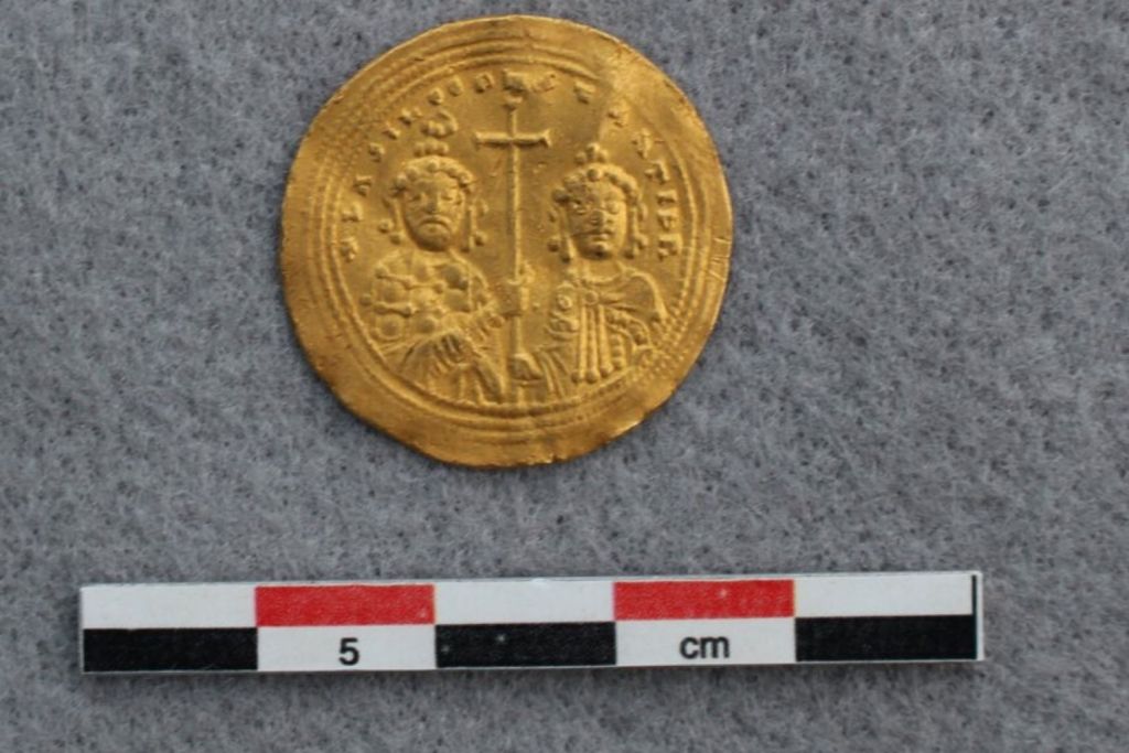 En el reverso se distinguen, casi con certeza, los rostros de los coemperadores Basilio II y Constantino VIII, hermanos que gobernaron juntos el Imperio Bizantino