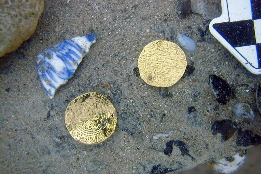 Entre los objetos recuperados en el lugar del naufragio se encuentran monedas de oro con inscripciones en árabe y fragmentos de porcelana de gran delicadeza