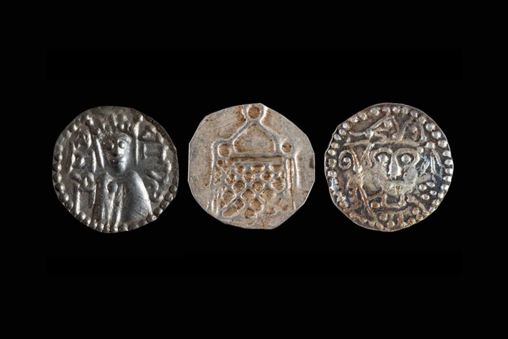 Entre las monedas recuperadas se distinguen una con el nombre del rey Knut Eriksson, otra procedente de Gotland con una posible imagen de un templo y una tercera de tipo episcopal con la figura de un obispo