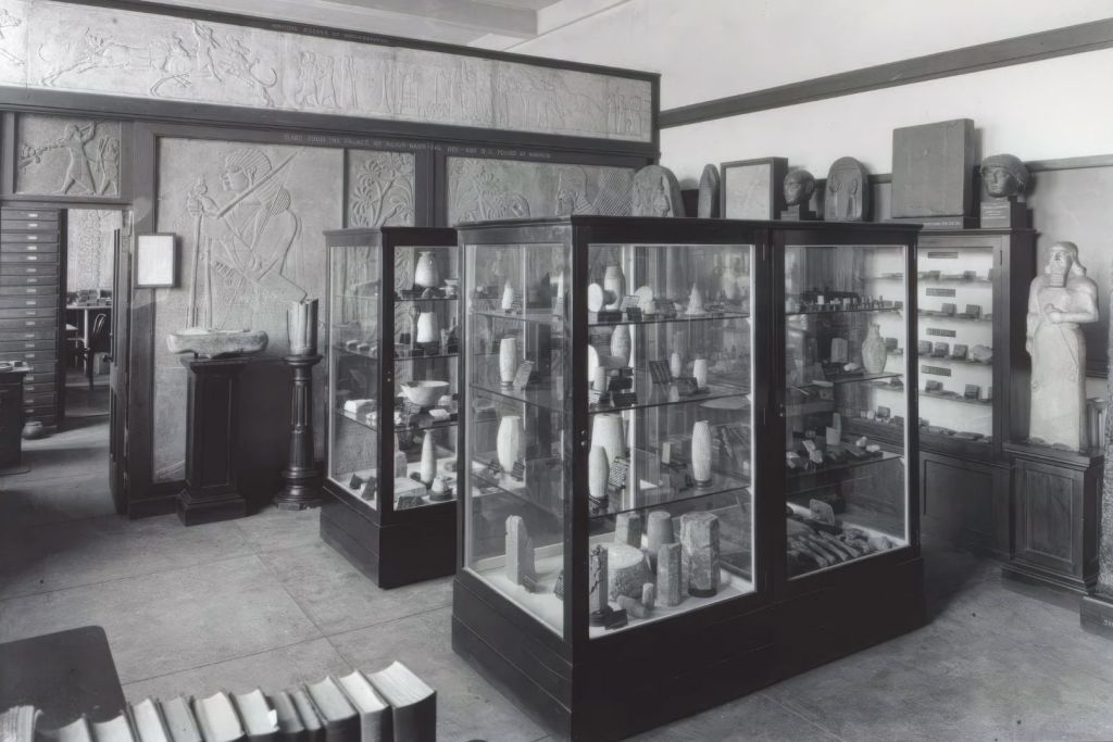 La vasija se exhibía en la estantería inferior del fondo, en la antigua sede de la Colección Babilónica de Yale, ubicada en el Laboratorio Zoológico Osborn