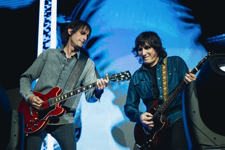 El recital de Don Osvaldo en All Boys incluyó majestuosos solos de guitarra. Foto de prensa gentileza Ignacio Arnedo