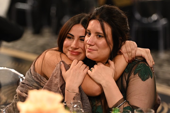 Lola y Bárbara Lanata durante el homenaje a su padre, que murió hace nueve meses. Foto Pedro Lázaro Fernández