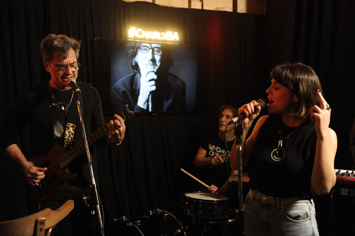 Richard Coleman junto a Rosario Ortega en un homenaje a Charly García. Foto: Fernando de la Orden