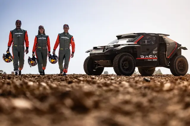 Nasser Al-Attiyah, Cristina Gutierrez y Sébastien Loeb, los pilotos de Dacia en 2025