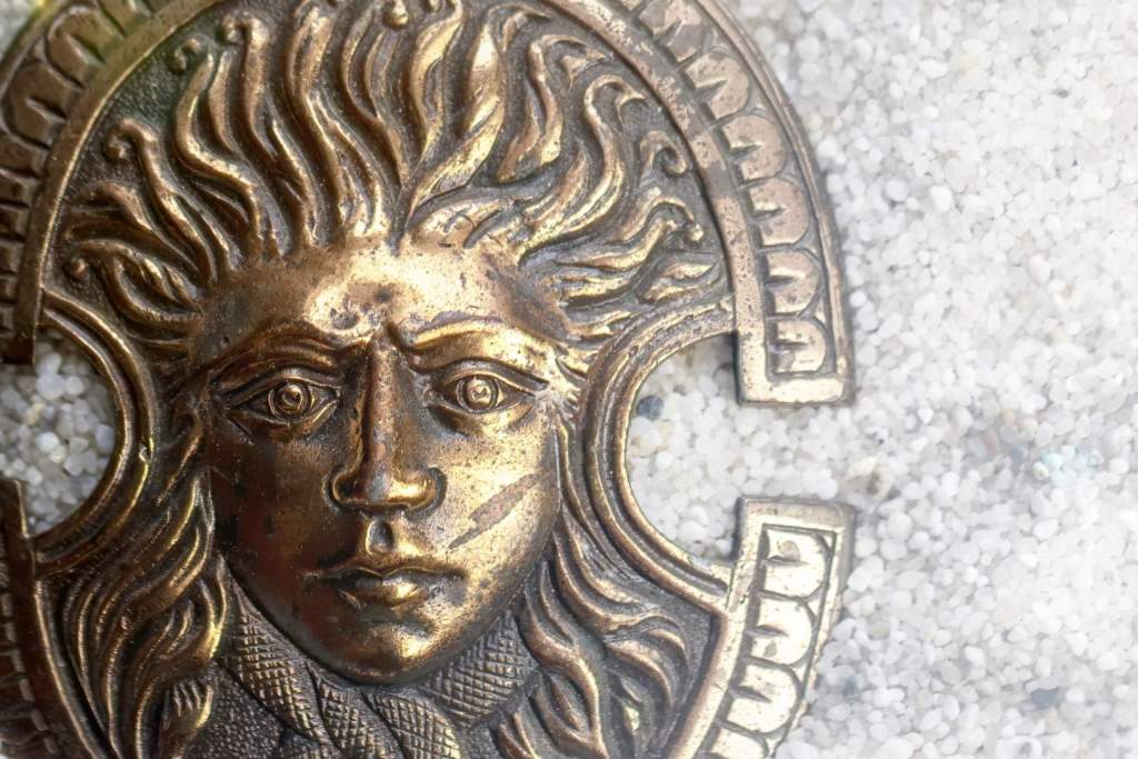Representación del Sol Invictus, la divinidad solar romana que simbolizaba la victoria de la luz sobre la oscuridad