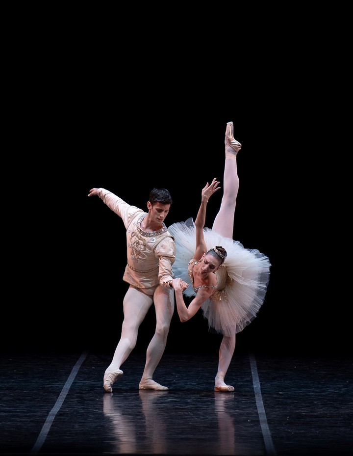 Sergio Neglia y Emily Bromberg bailaron sobre música de Mozart.