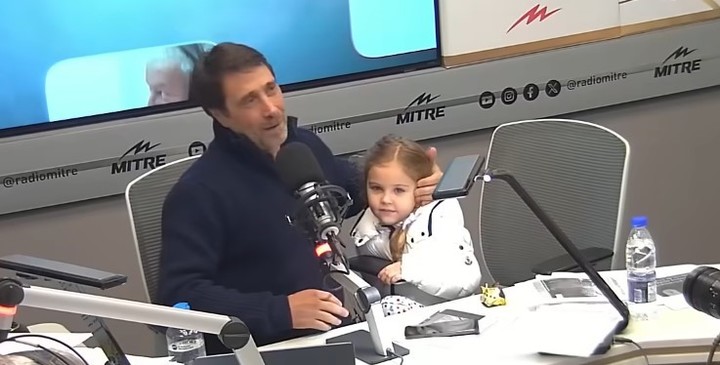 Hace unos días, Eduardo Feinmann llevó al estudio a su hija Esmeralda, de 3 años. Hubo un cálido clima familiar en la primera mañana, una franja dura para la información.