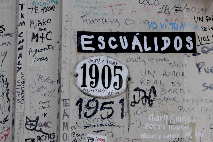 El número del edificio de Charly, al lado de una pared totalmente intervenida por los fans durante las últimas décadas. Foto: Francisco Loureiro 