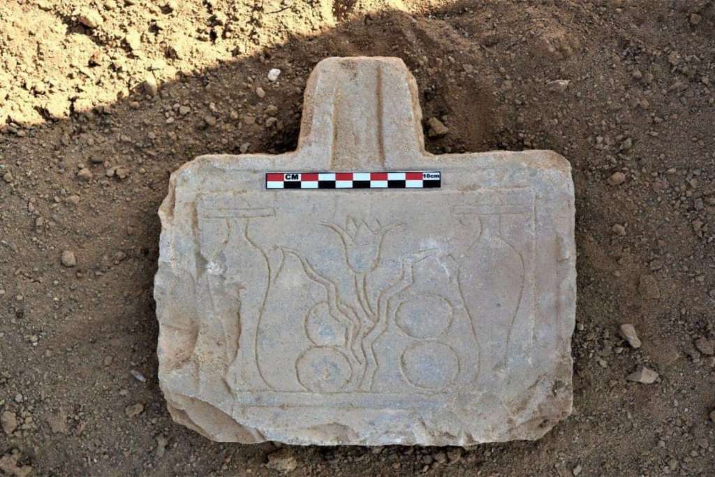 Mesa de ofrendas ptolemaica hallada en la Ciudad de Oro de Jabal Sukari, Egipto