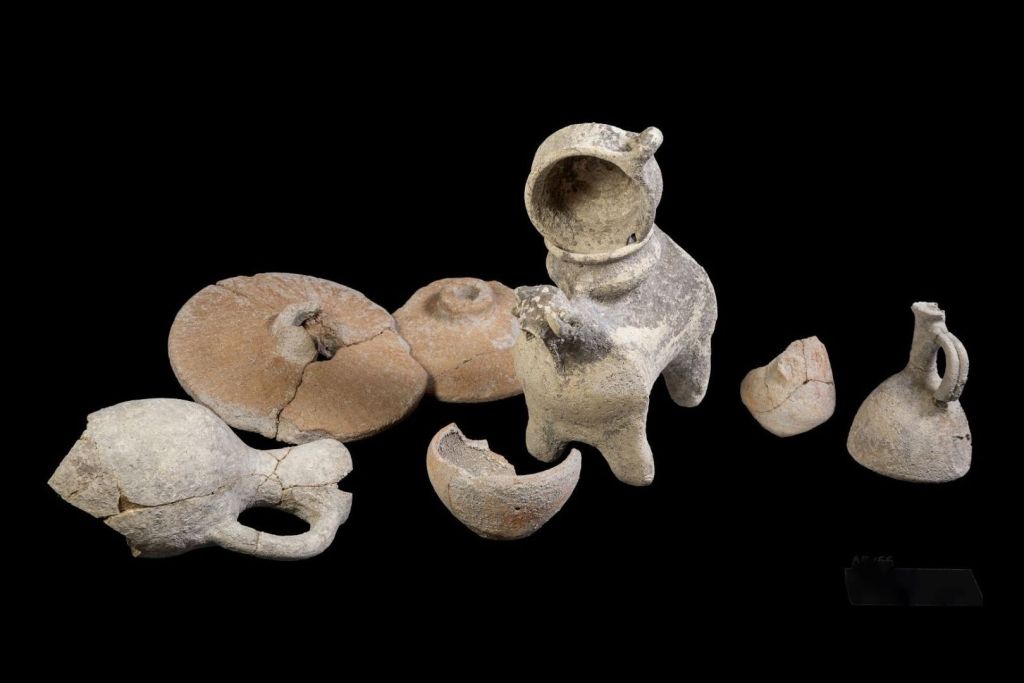 Cerca de las ruinas de la antigua ciudad de Megiddo, los arqueólogos han descubierto un conjunto ritual cananeo de hace 3.300 años, que incluye una peculiar vasija con forma de carnero, pequeños cuencos ceremoniales y una maqueta de templo del tamaño de una casa de muñecas