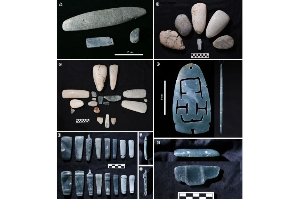 Se recuperaron en el sitio diversos objetos de jade, entre ellos varias hachas ceremoniales