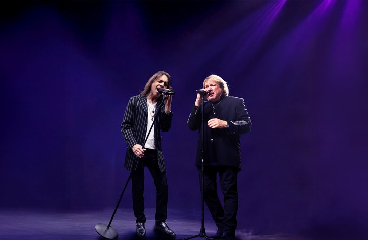 Lou Gramm y Luis Maldonado, las dos voces principales de Foreigner en la actualidad. Foto de prensa gentileza Krishta Abruzzini - Karsten Staiger